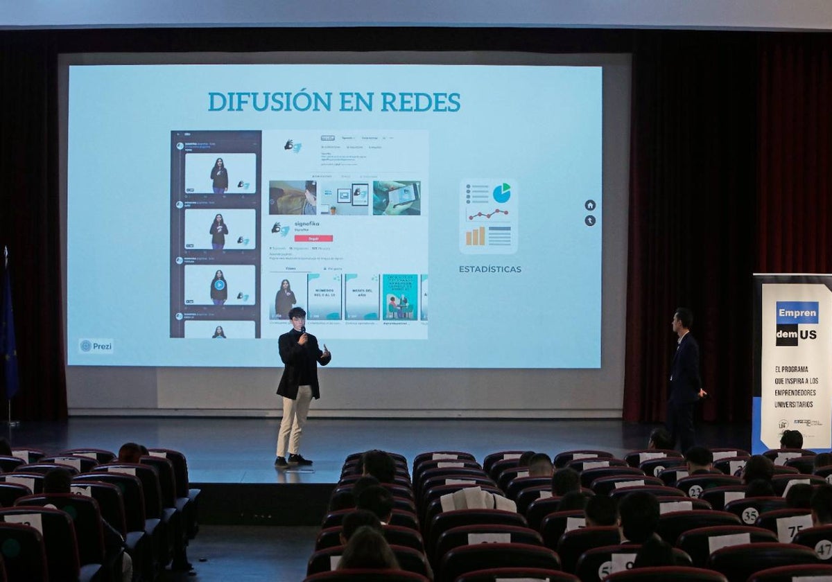 Una de la presentaciones de proyectos durante la gala en la Facultad de Comunicación
