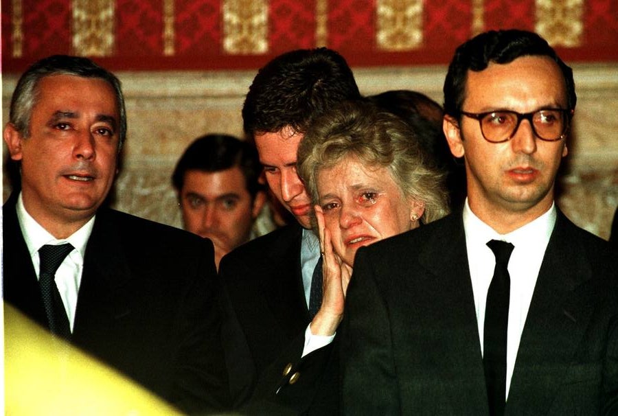 El momento más dramático en la capilla ardiente se vivió con el rezo de un padrenuestro por parte del arzobispo Carlos Amigo. Monseñor pidió misericordia para las almas del matrimonio y fortaleza para sus familiares. La alcaldesa, Soledad Becerril, no pudo reprimir entonces el llanto, desconsolada