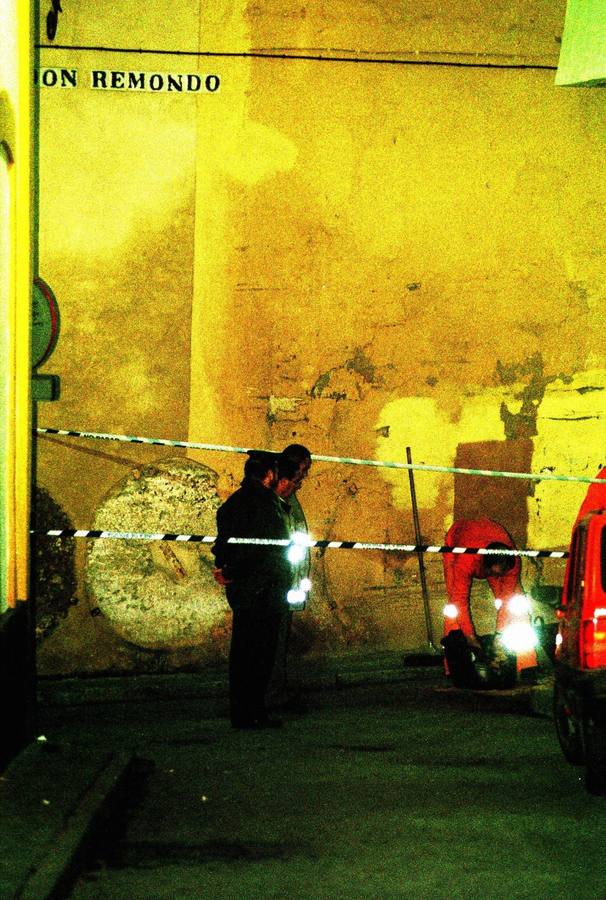 La calle Don Remondo, acordonada por la policía en la madrugada del 30 de enero, mientras concluye la inspección ocular de la zona, la recogida de muestras y la limpieza del tramo de calle donde cayeron asesinados el concejal y su mujer