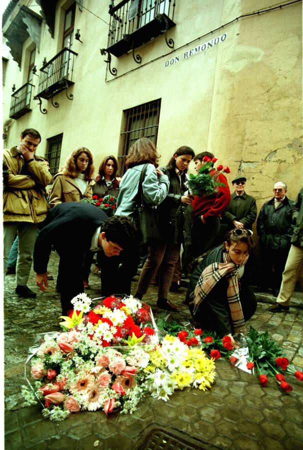 Decenas de ciudadanos comenzaron a dejar flores en recuerdo de Alberto y Ascen en la calle Don Remondo, a la altura de Cardenal Sanz y Fores donde los tirotearon los terroristas