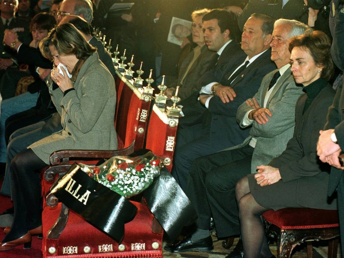 Un pleno extraordinario de la corporación municipal concedió la medalla de la ciudad a título póstumo al segundo teniente de alcalde (cuyo asiento quedó vacío con un ramo de flores ocupando su lugar) y su esposa. La alcaldesa razonó el acuerdo así: "Era un hombre de bien, cabal, y que no había hecho más que dedicar los mejores años de su vida a la ciudad [...] Es lo que nos han quitado: unos padres, unos hermanos, un concejal es lo que vamos a echar de menos"
