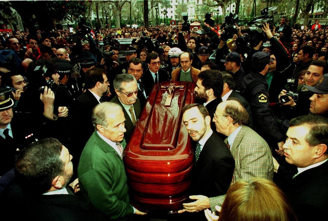 El féretro de Alberto Jiménez-Becerril entró en el Ayuntamiento, ya en la mañana del día 30, a hombros de sus compañeros de corporación municipal sin distinción de colores políticos: José Gallardo (PSOE) y Mariano Pérez de Ayala (PA) aparecen en primer plano; más atrás, Juan Ortega (PA), Antonio Rescalvo (IU), José Rodríguez de la Borbolla (PSOE) o Alejandro Rojas Marcos (PA) aguardan turno para cargarlo sobre los hombros 
