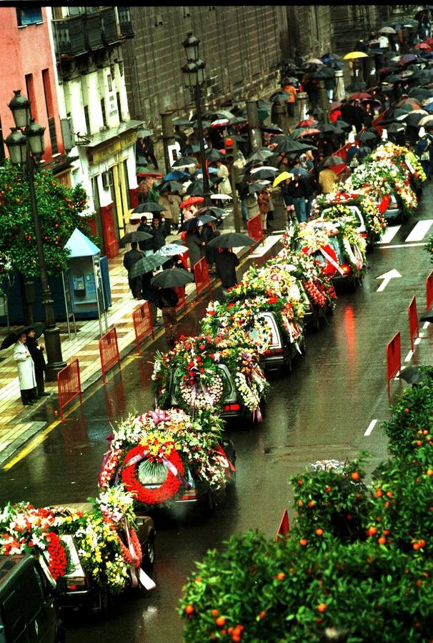 El cortejo fúnebre con más de una decena de vehículos cargados con dos centenares de coronas de flores enfila la avenida de la Constitución camino de la Catedral. El Ayuntamiento de Ermua, de donde era concejal Miguel Ángel Blanco asesinado por ETA en julio, envió también una corona
