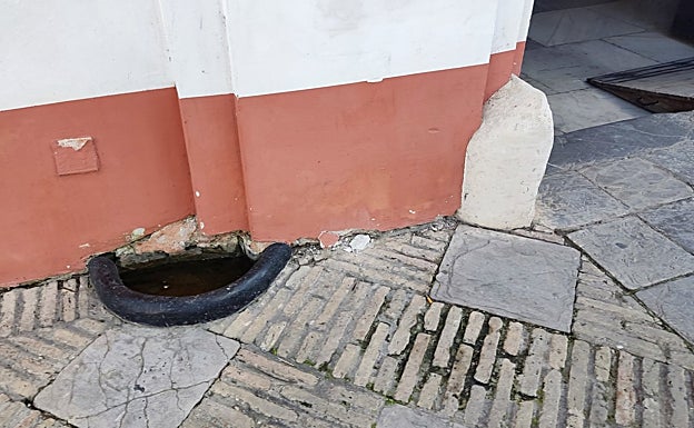 Bebedero de perros en la fachada del Hospital de la Caridad