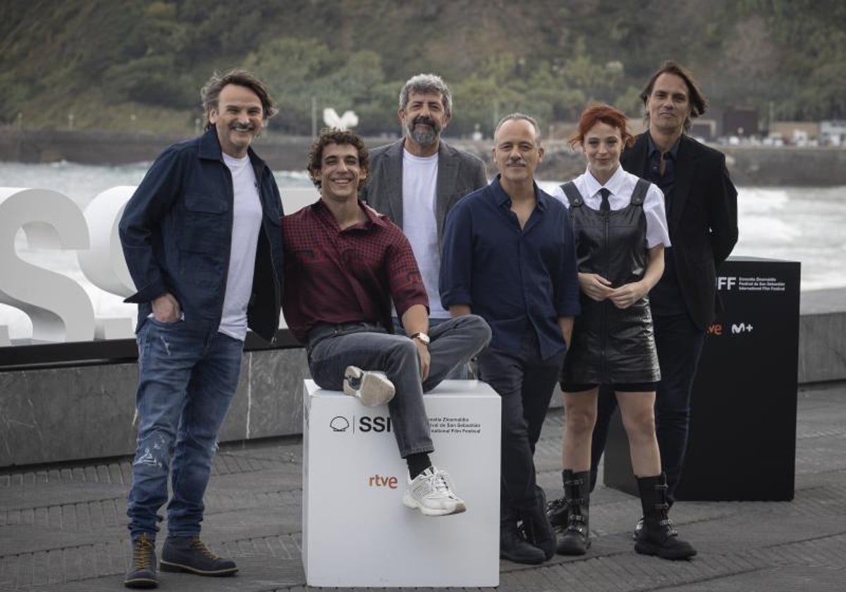 Alberto Rodríguez con el equipo de 'Modelo 77' cuando el film se estrenó en el Festival de San Sebastián