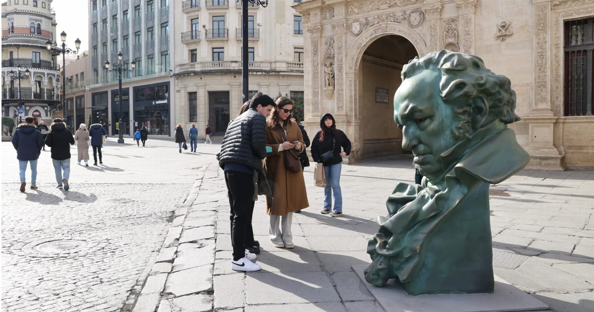 Visita las 12 réplicas gigantes del premio Goya