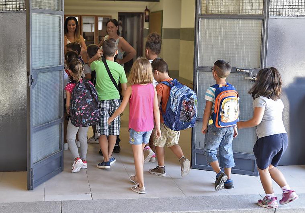 Niños entrando en un colegio en Sevilla