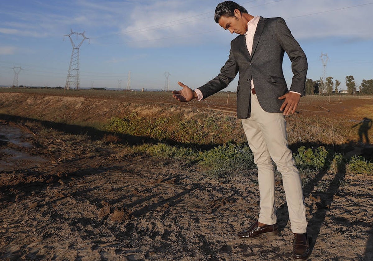 El matador de toros lancea al viento junto al cortijo de Gambogaz