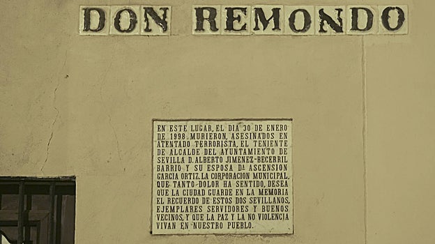 Azulejo conmemorativo del asesinato a manos de ETA del matrimonio Jiménez Becerril en la calle Don Remondo de Sevilla