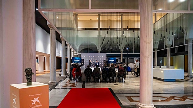 La cata se celebró en el hall  de la oficina Store de Caixabank en la calle Sierpes, donde se expone una estatuilla de los Goya