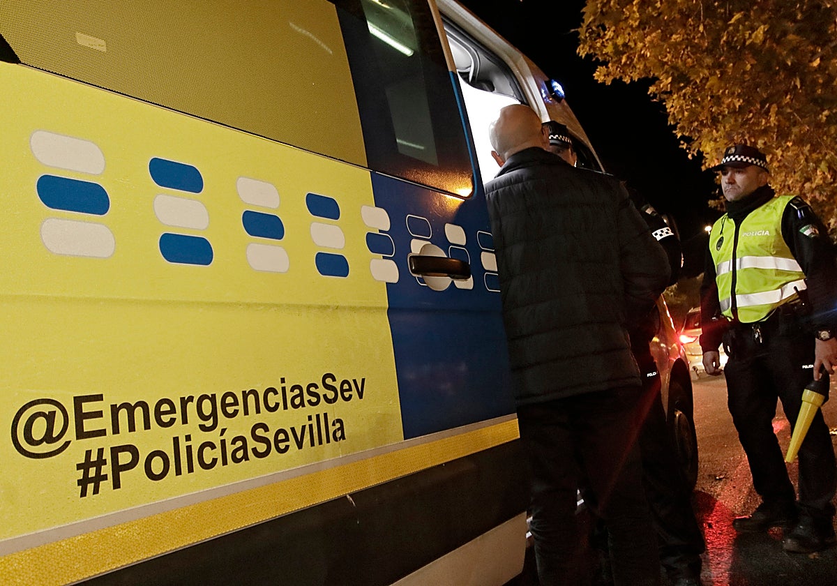 La Policía Local de Sevilla hace un control de alcoholemia