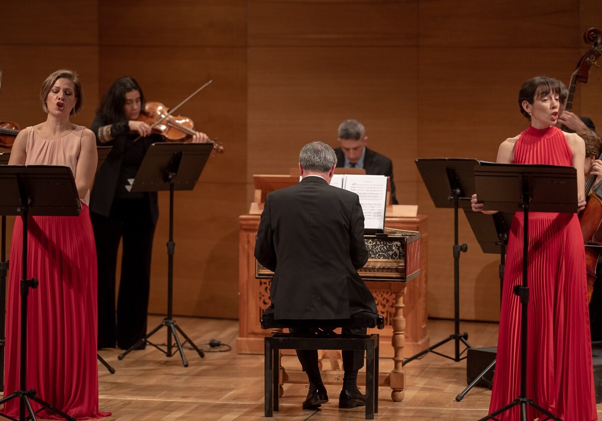 Olalla Alemán y Lucía Caihuela cantando con los músicos de la Orquesta Barroca de Sevilla