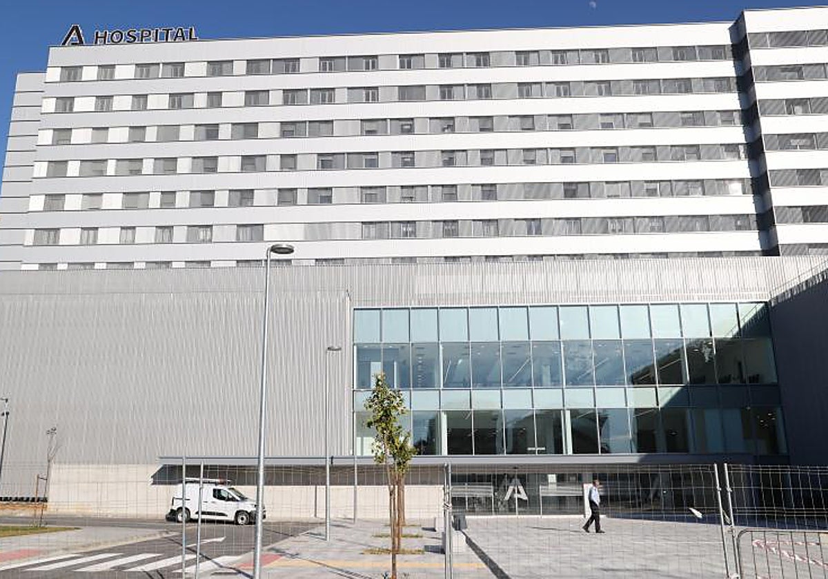 Vista del acceso al hospital terminado, a la espera de reinuaguración