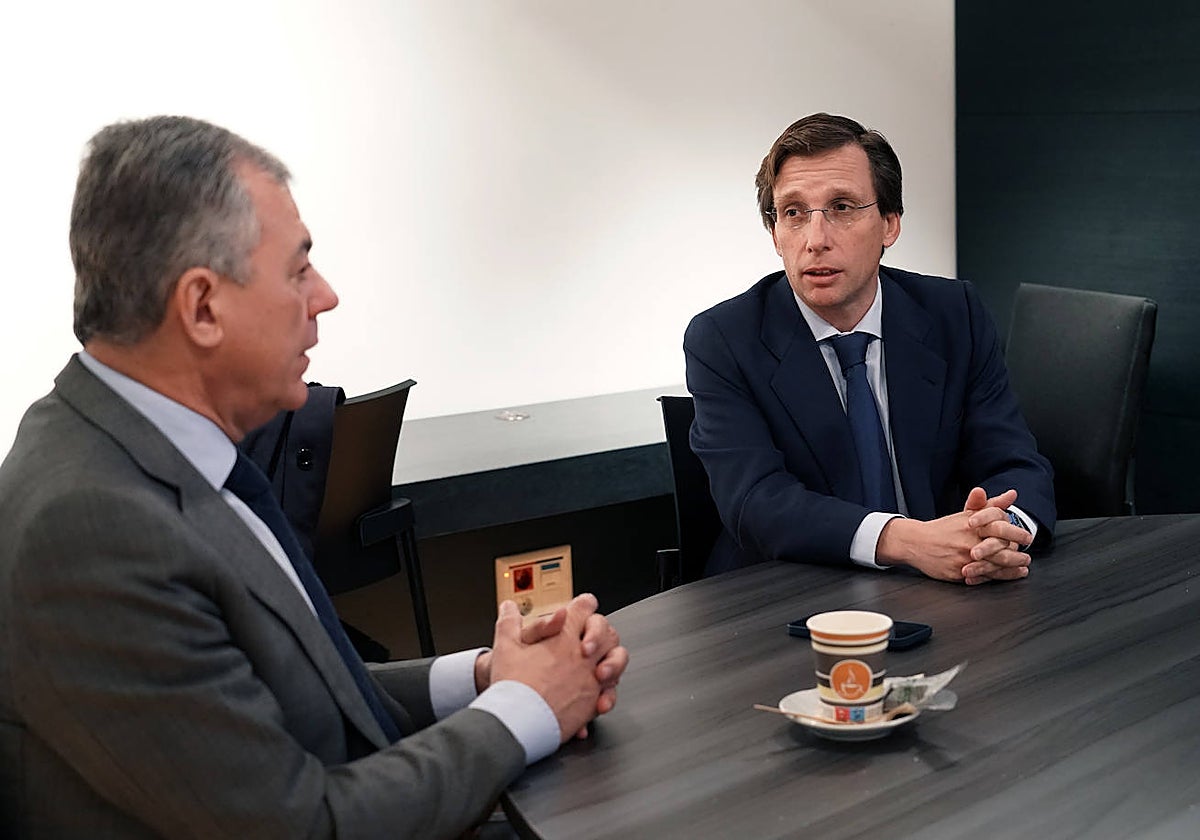 El candidato del PP a la Alcaldía de Sevilla, José Luis Sanz, y el regidor de Madrid, José Luis Martínez Almeida