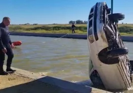 El momento en el que los bomberos sacan un coche hundido del río Guadalquivir