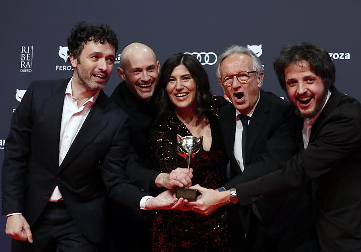 El equipo de 'As bestas' tras ser galardonado en los Premios Feroz