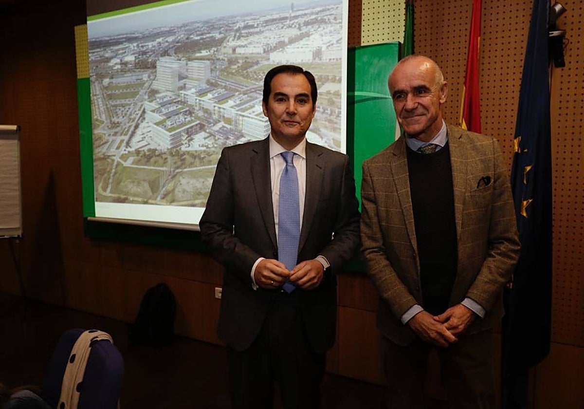 El consejero de Justicia, José Antonio Nieto, y el alcalde de Sevilla, Antonio Muñoz, en la reunión de este viernes