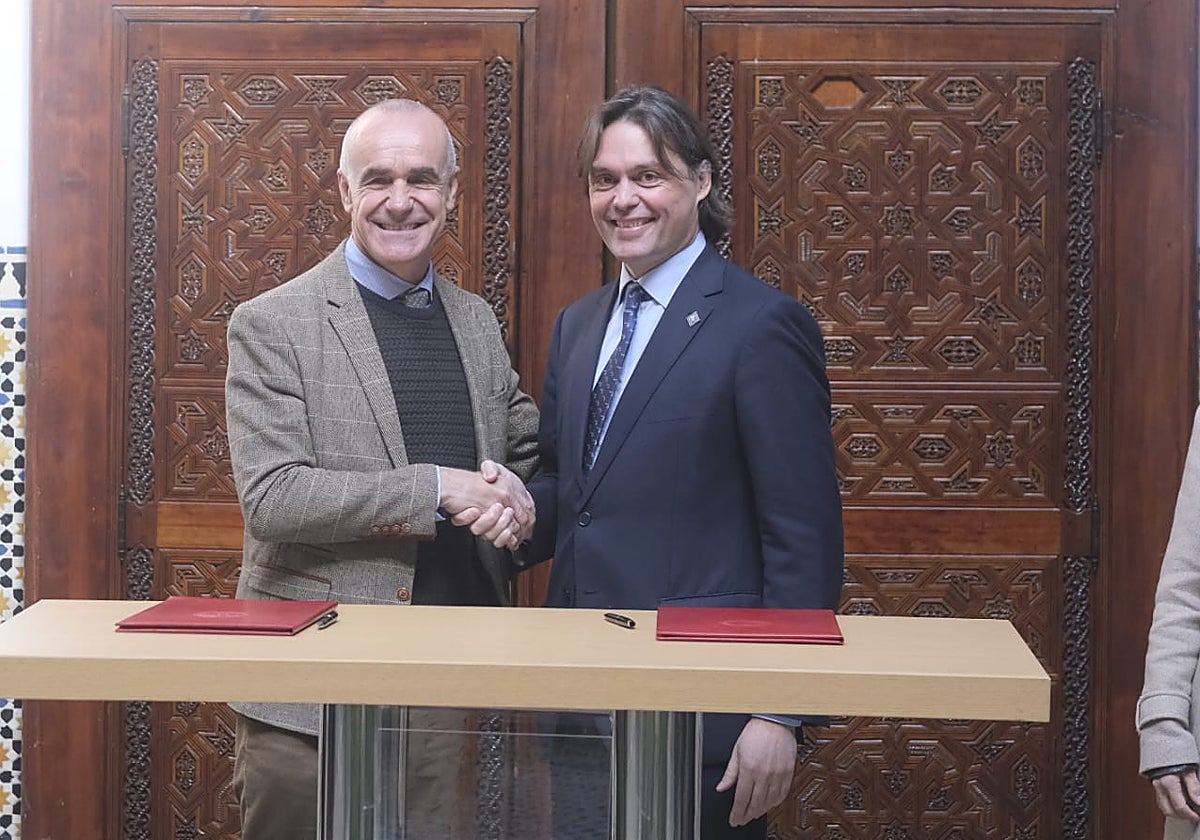 El alcalde de Sevilla, Antonio Muñoz, y el rector de la Pablo de Olavide, Francisco Oliva