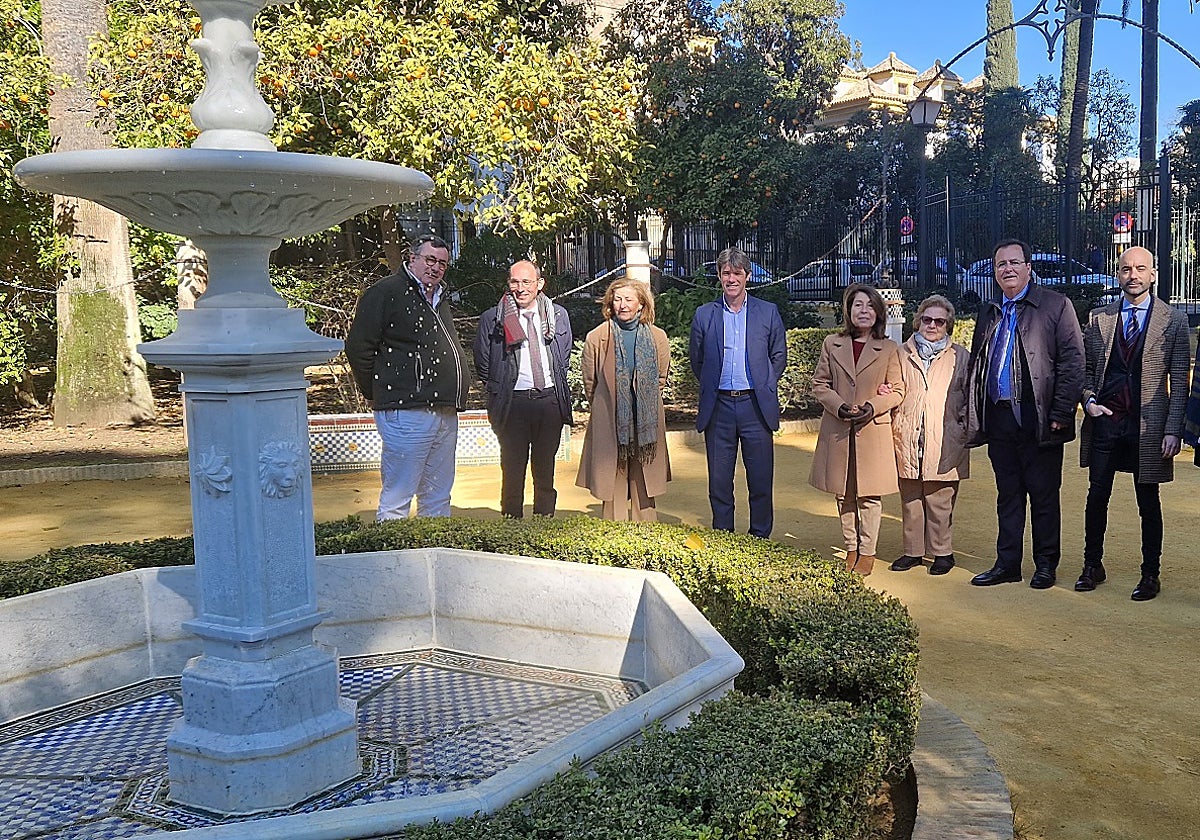 Distintos representantes del Ayuntamiento observan el trabajo concluido