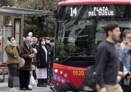 Primer día sin mascarillas en el transporte de Sevilla