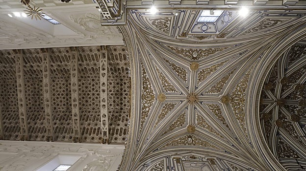 Presbiterio y artesonado de la iglesia de Santa Clara