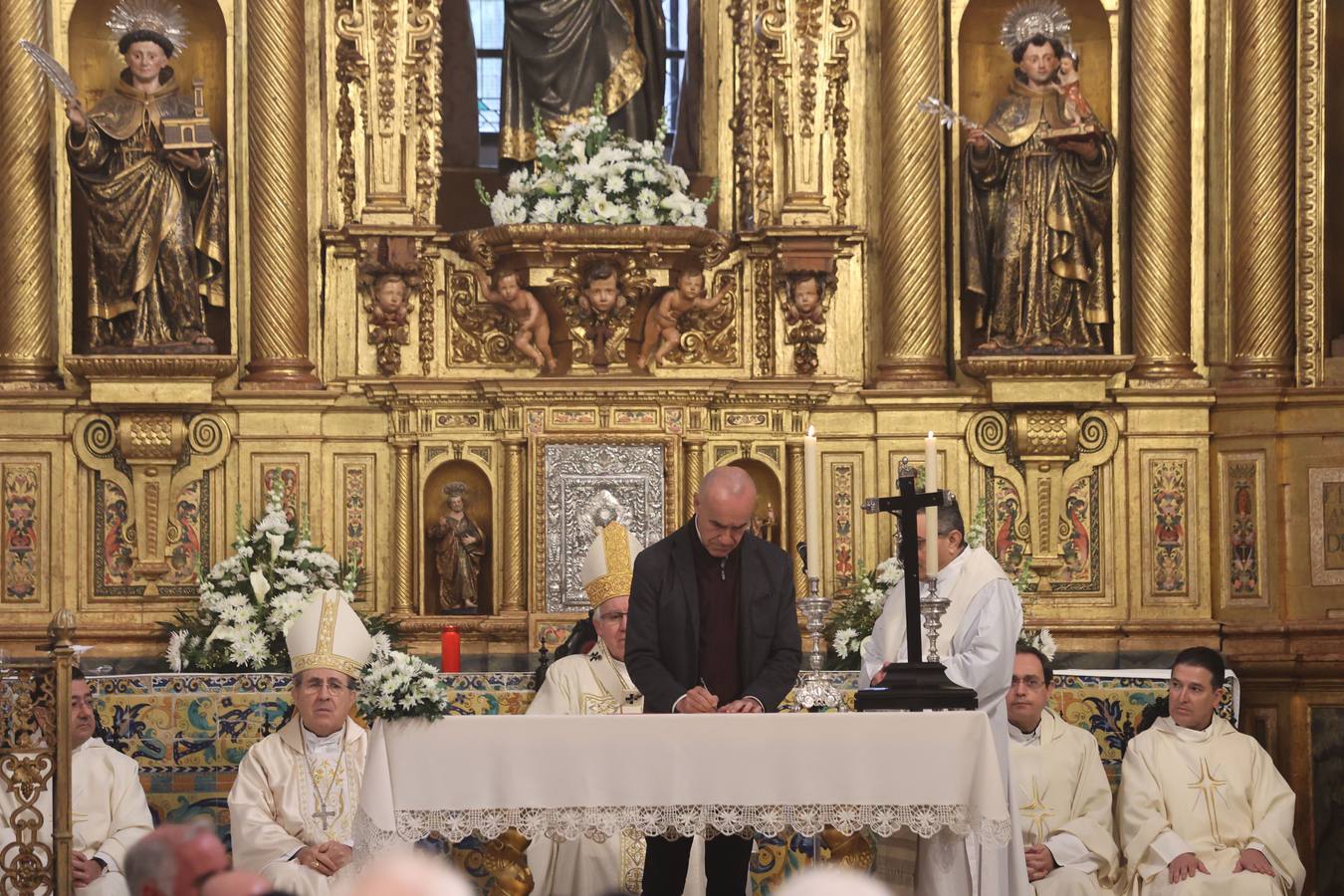 Monseñor José Ángel Saiz Meneses bendijo este viernes la iglesia del convento de Santa Clara, que abre al público tras su restauración