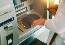 El Banco de España avisa: ¿qué tienes que hacer si la tarjeta de crédito se queda atrapada en el cajero?