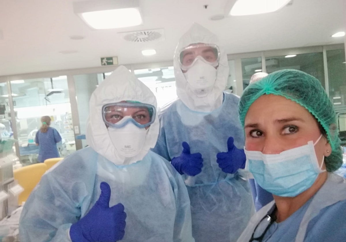 Profesionales sanitarios del Hospital Virgen del Rocío de Sevilla durante la primera ola de la pandemia