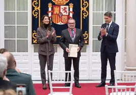 Pilar Llop entrega al exdecano del Colegio de Abogados de Sevilla la cruz de la Orden de San Raimundo de Peñafort