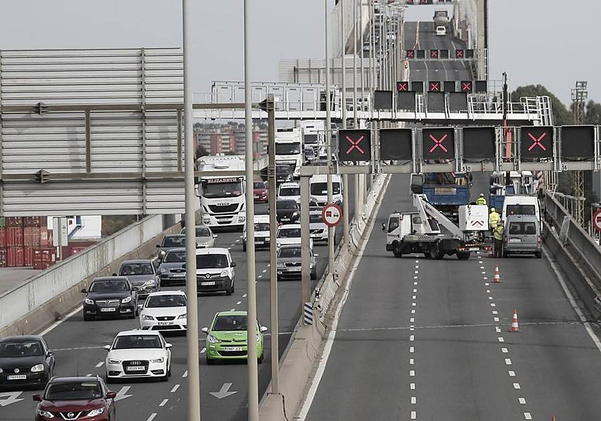 Tráfico en el puente del Centenario de Sevilla