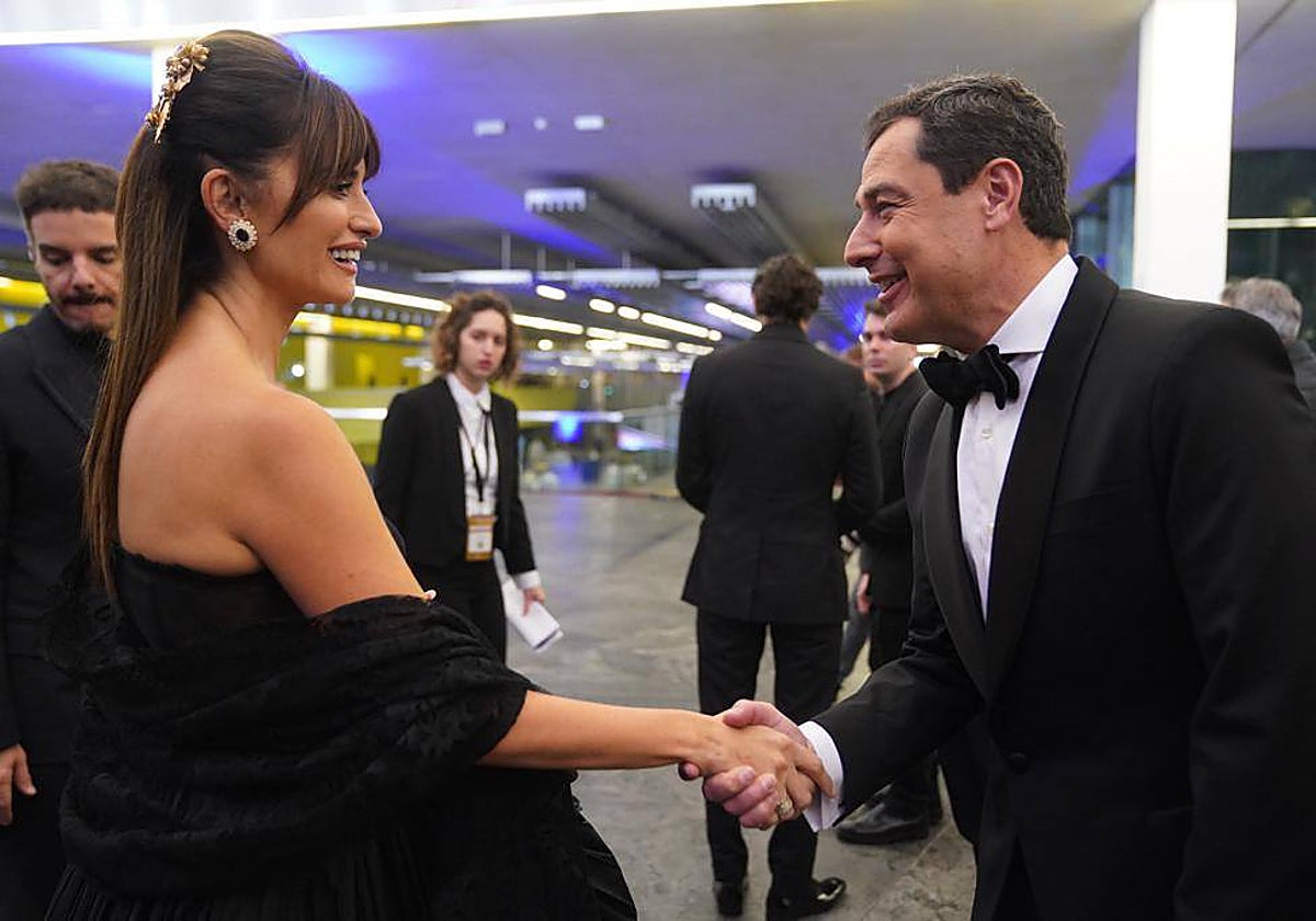 Juanma Moreno saluda en la gala de los Goya a la actriz Penélope Cruz
