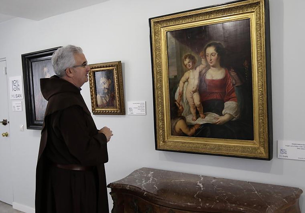 El padre Juan Dobado, prior del convento, ante un cuadro del taller de Rubens en el museo