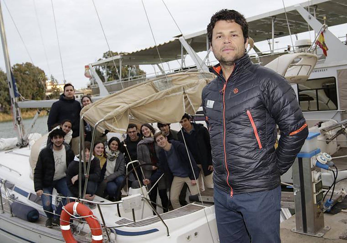 Nacho Dean y su equipo de colaboradores posan en el barco de la expedición 'La España Azul', en el Club Náutico
