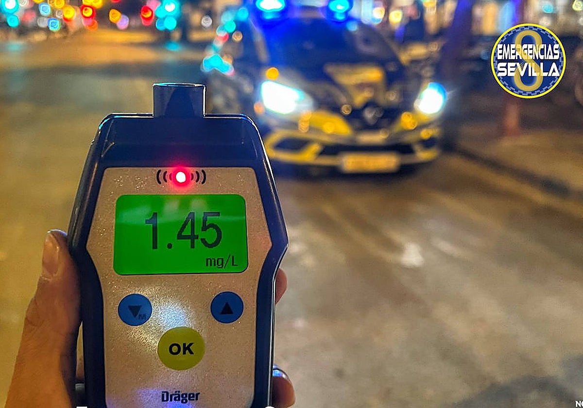 Un alcoholímetro de la Policía Local de Sevilla muestra una prueba a un conductor que supera el quíntuple de la tasa máxima permitida