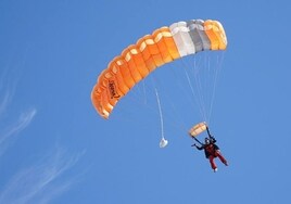 Muere un paracaidista de 50 años en un mal aterrizaje en Bollullos de la Mitación