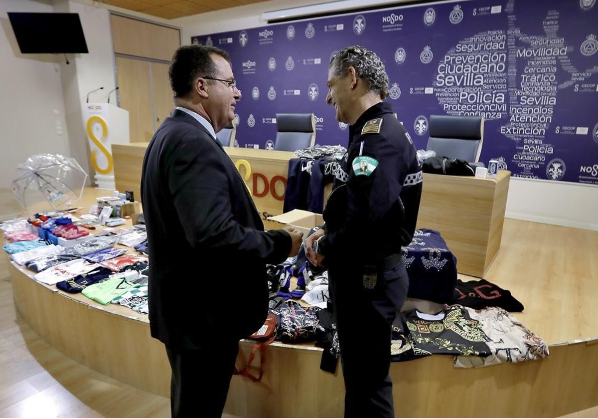 El delegado Cabrera y el jefe de la Policía Local durante la presentación de los resultados de una operación