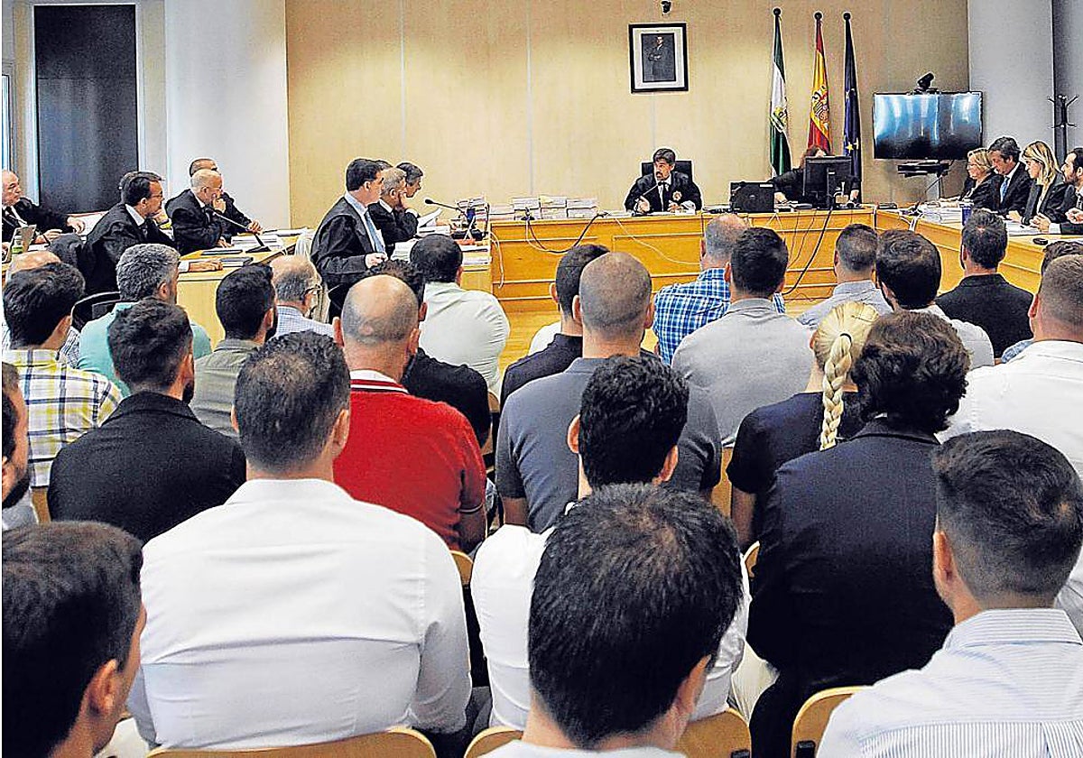 Los opositores sentados en el banquillo de los acusados durante el juicio celebrado en el Penal nº 10
