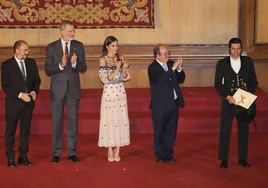 Morante de la Puebla se viste de corto para recoger de manos de los Reyes el Premio Nacional de Tauromaquia