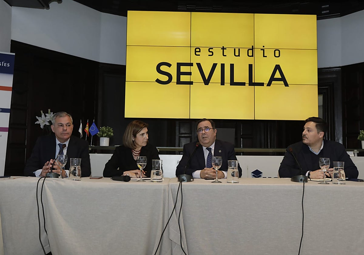 El candidato del PP a la alcaldía de Sevilla, José Luis Sanz, junto a la consejera de Empleo, Rocío Blanco