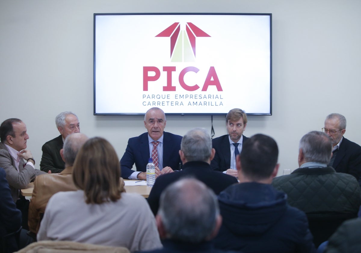El alcalde, Antonio Muñoz, junto a los parques empresariales