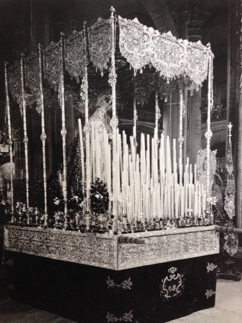 El Cachorro, quemado por el fuego, y la antigua Virgen del Patrocinio, en fotos