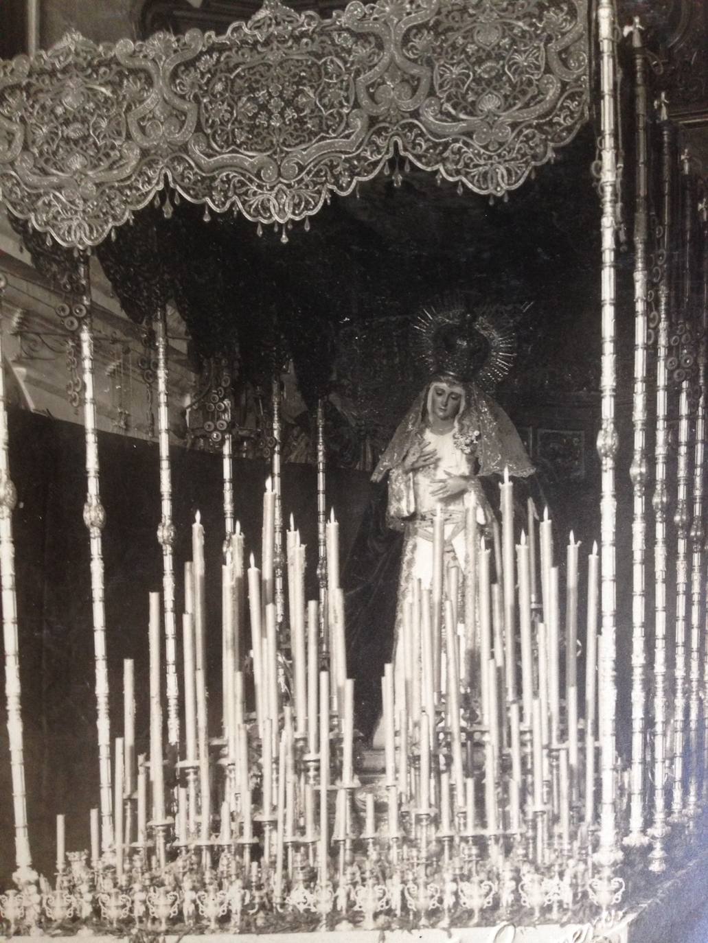 El Cachorro, quemado por el fuego, y la antigua Virgen del Patrocinio, en fotos