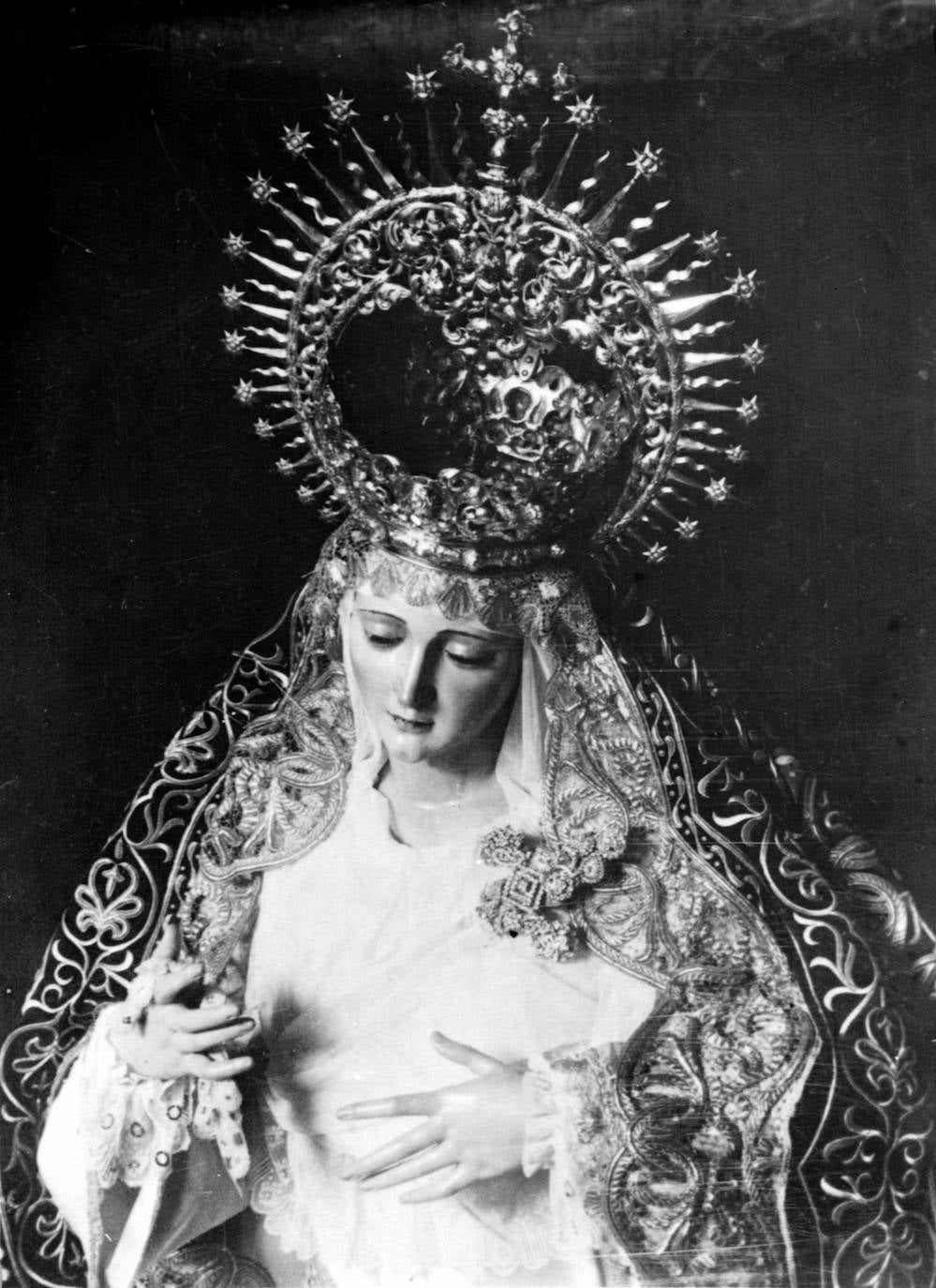 El Cachorro, quemado por el fuego, y la antigua Virgen del Patrocinio, en fotos