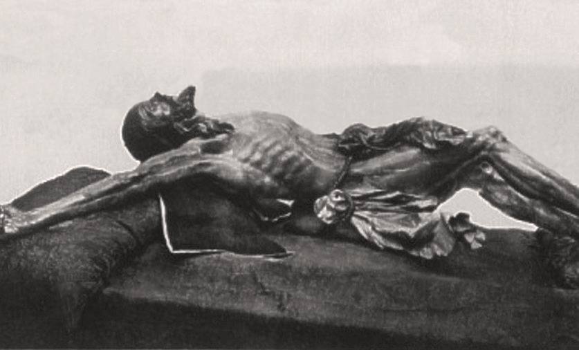 El Cachorro, quemado por el fuego, y la antigua Virgen del Patrocinio, en fotos