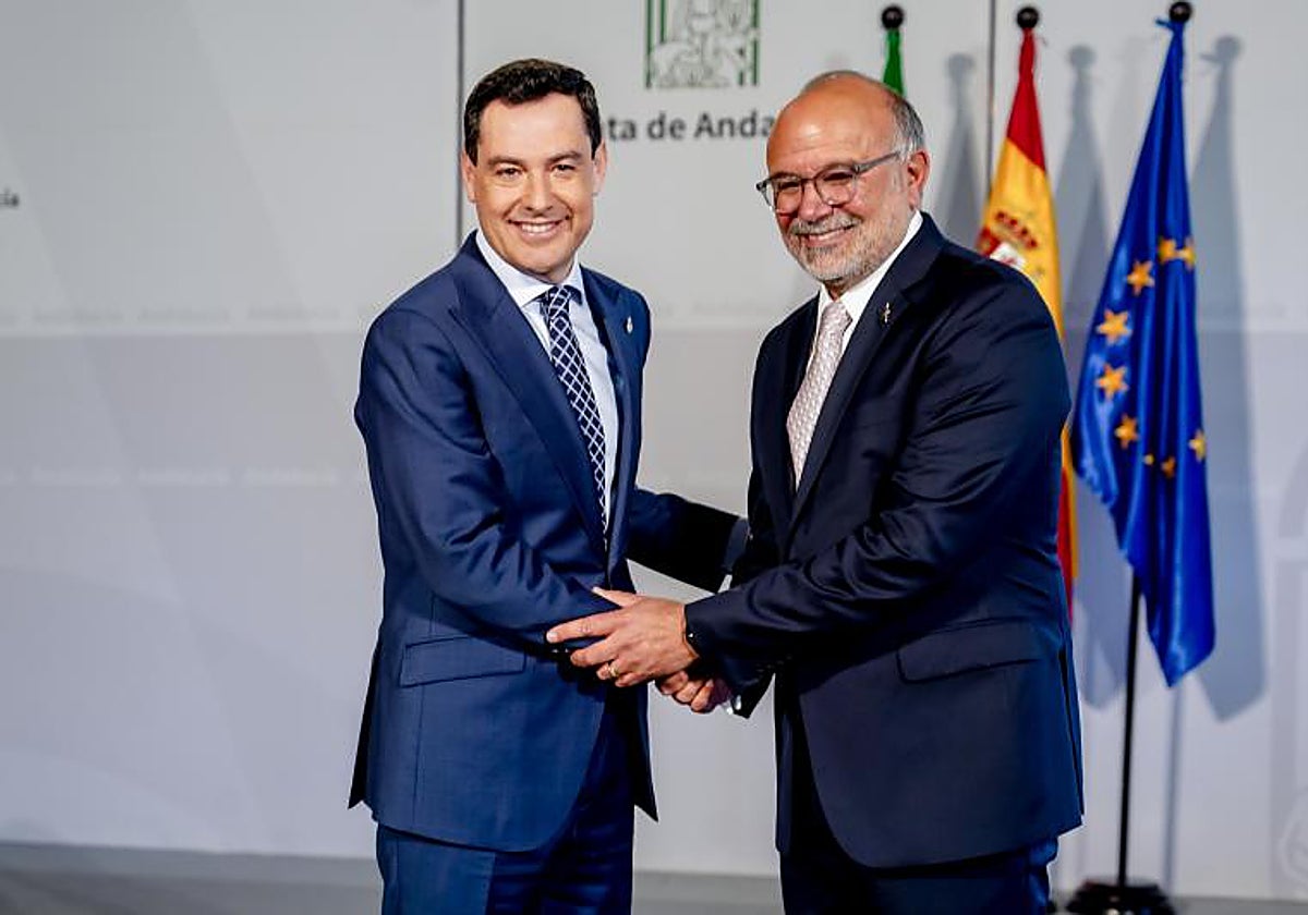 Juanma Moreno y Manuel Abud, tras la firma del acuerdo en el Palacio de San Telmo