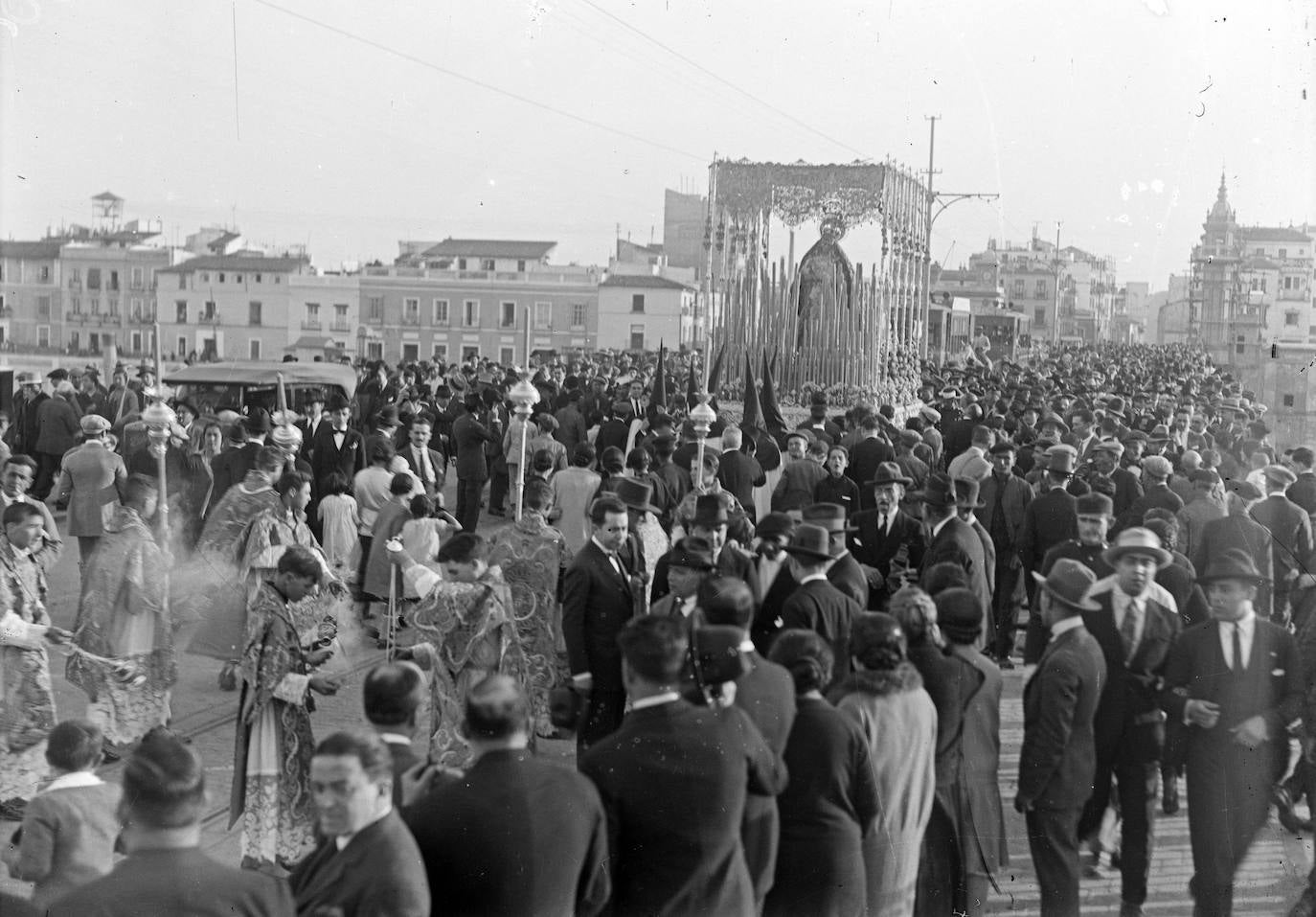 El Cachorro, quemado por el fuego, y la antigua Virgen del Patrocinio, en fotos