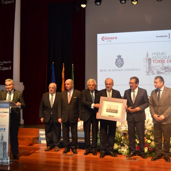 La Real Academia Española recibe en Sevilla el Premio Iberoamericano Torre del Oro