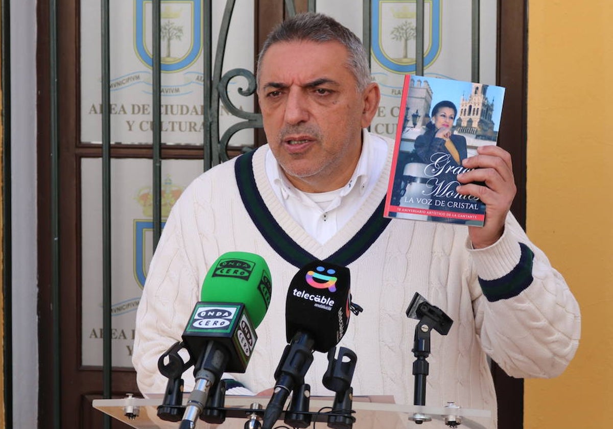 El concejal de Cultura del Ayuntamiento de Lora del Río, Miguel Ángel Nogales, muestra un ejemplar del libro sobre Gracia Montes