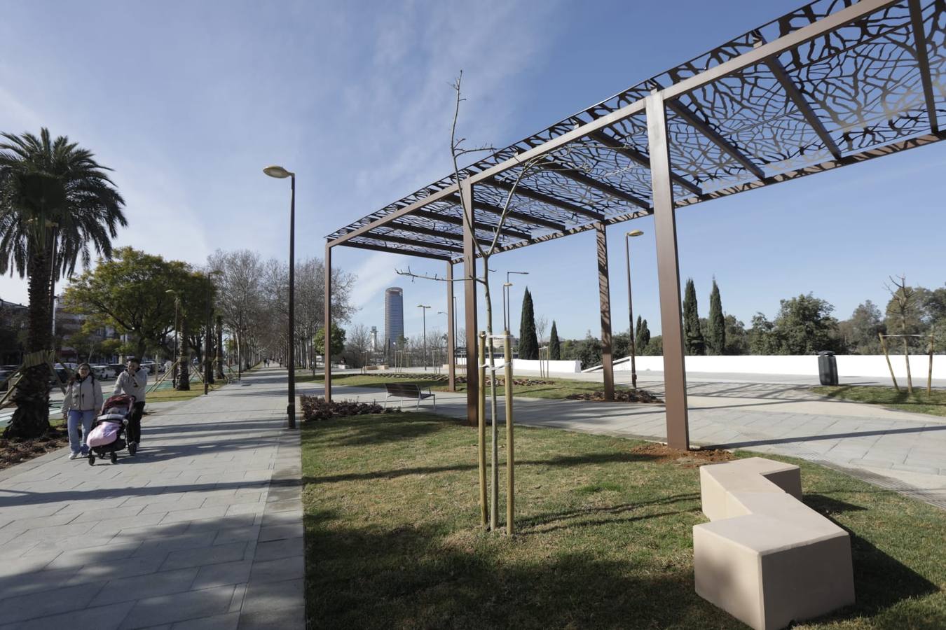 Los sevillanos ya pueden disfrutar de este nuevo tramo de la calle Torneo y de la plaza