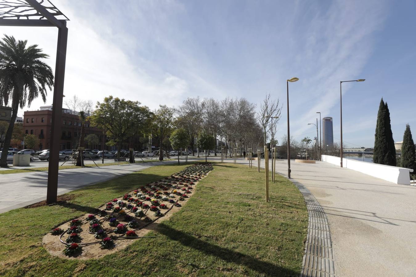 Los sevillanos ya pueden disfrutar de este nuevo tramo de la calle Torneo y de la plaza